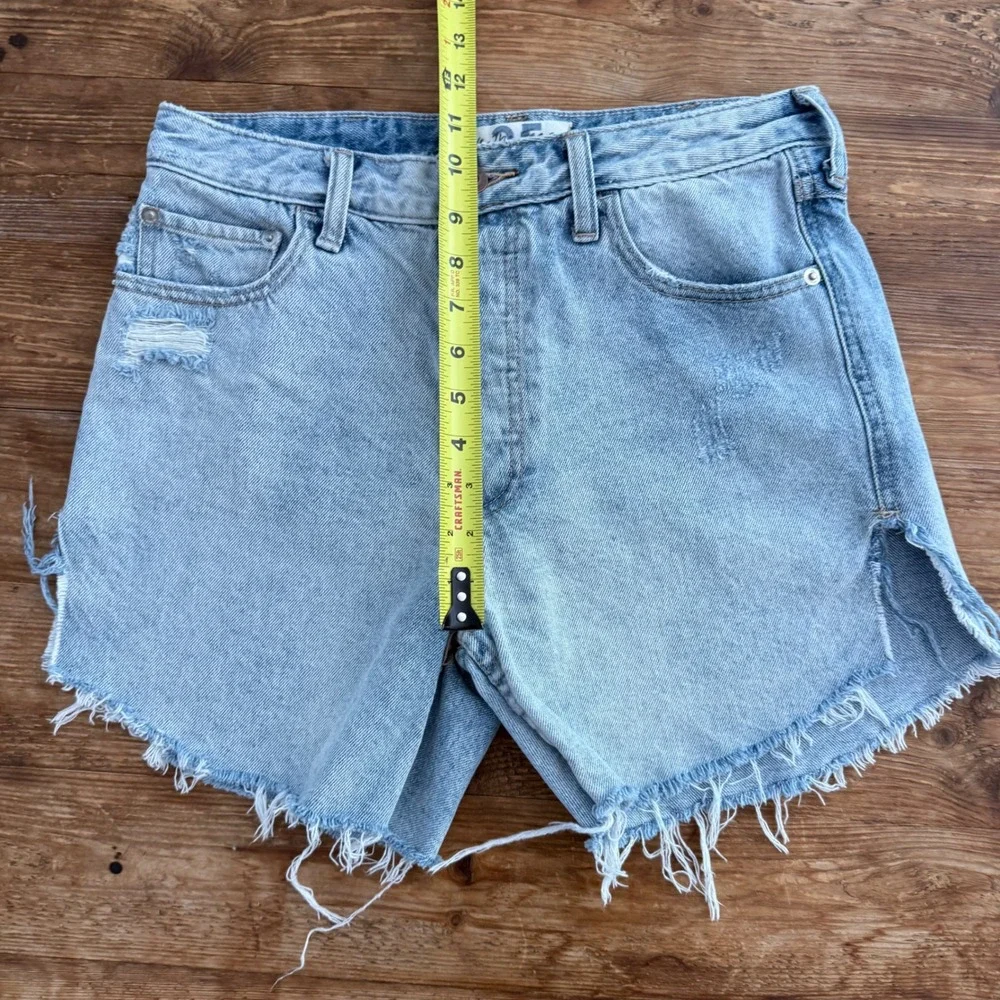 Free People We The Free Cut Off Denim Shorts Light Wash Distressed Womens 25 EUC